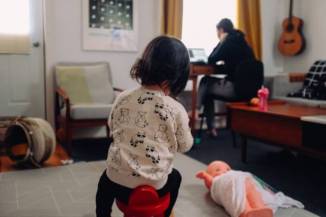 mom working from home and her kid
